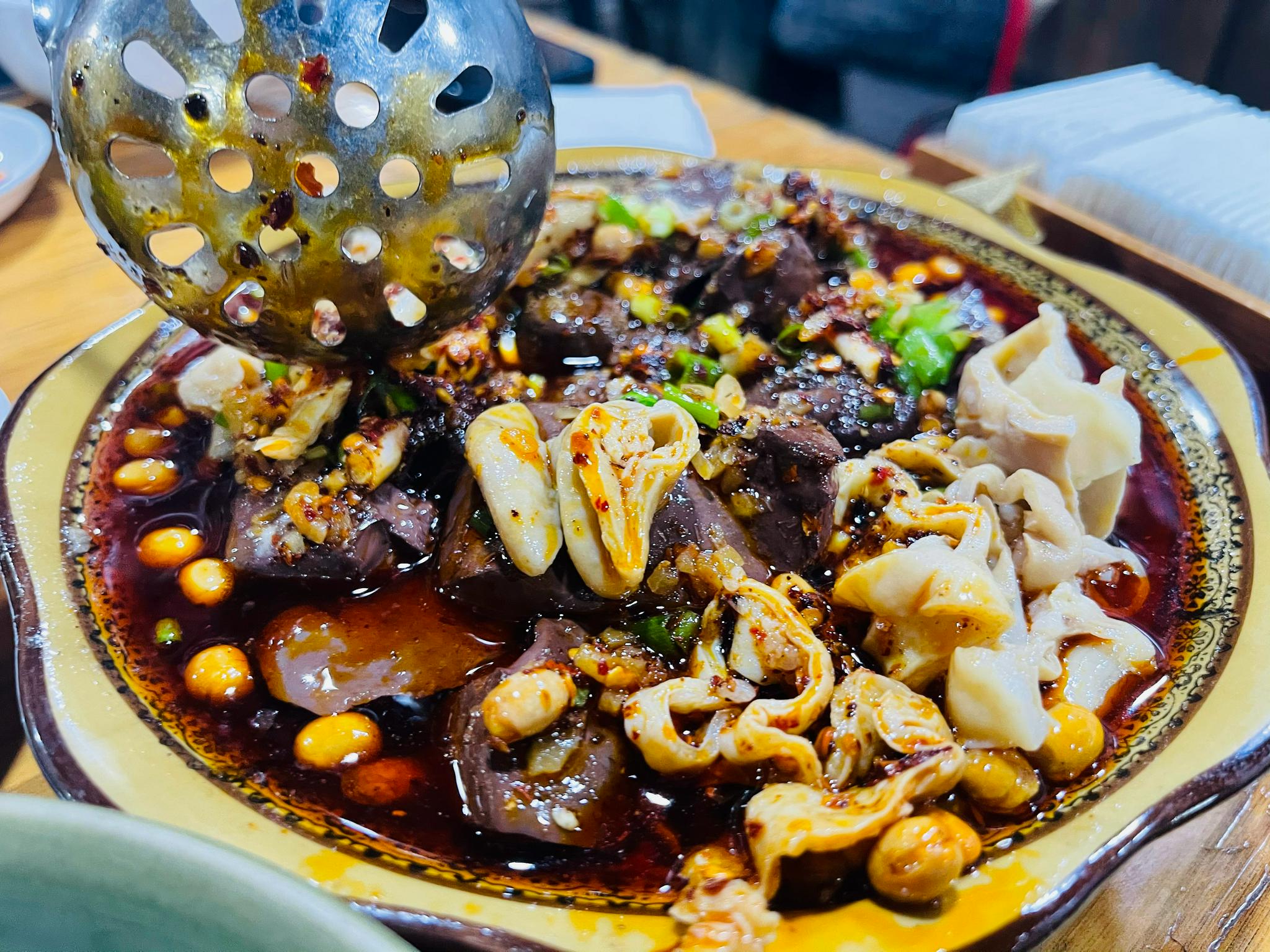 不来一盘血旺肥肠,就跟没到安仁古镇一样