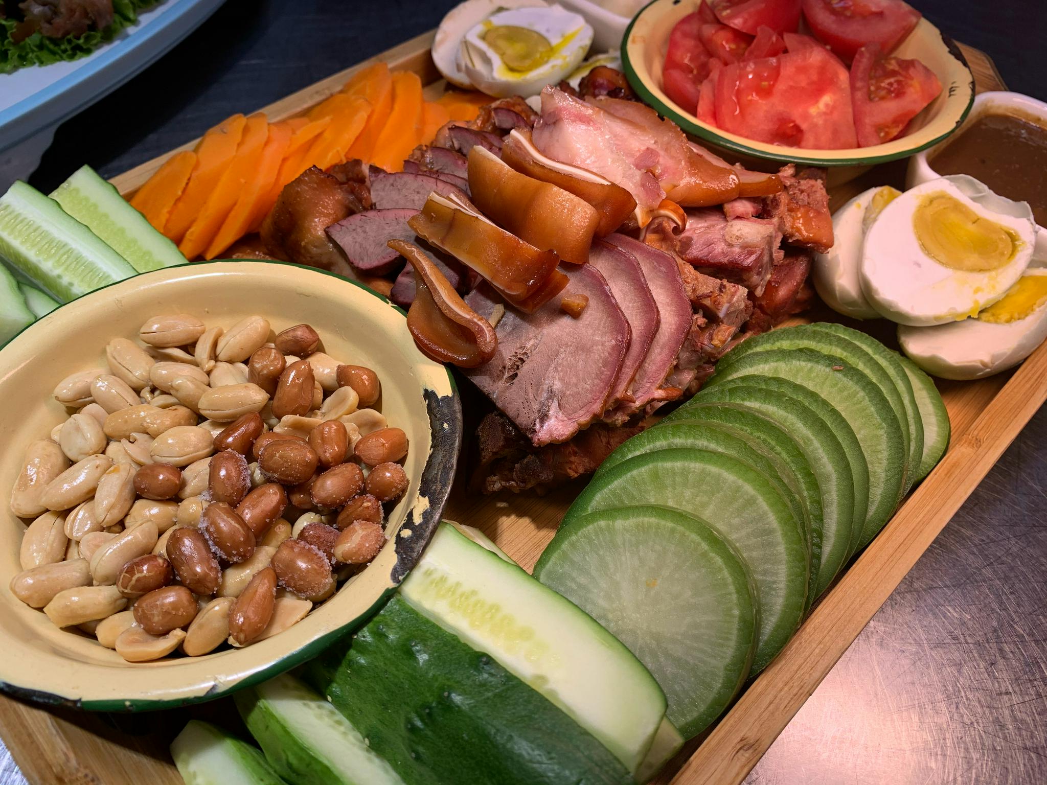 你们最爱的东北菜是什么?胖熊超级爱吃蘸酱菜