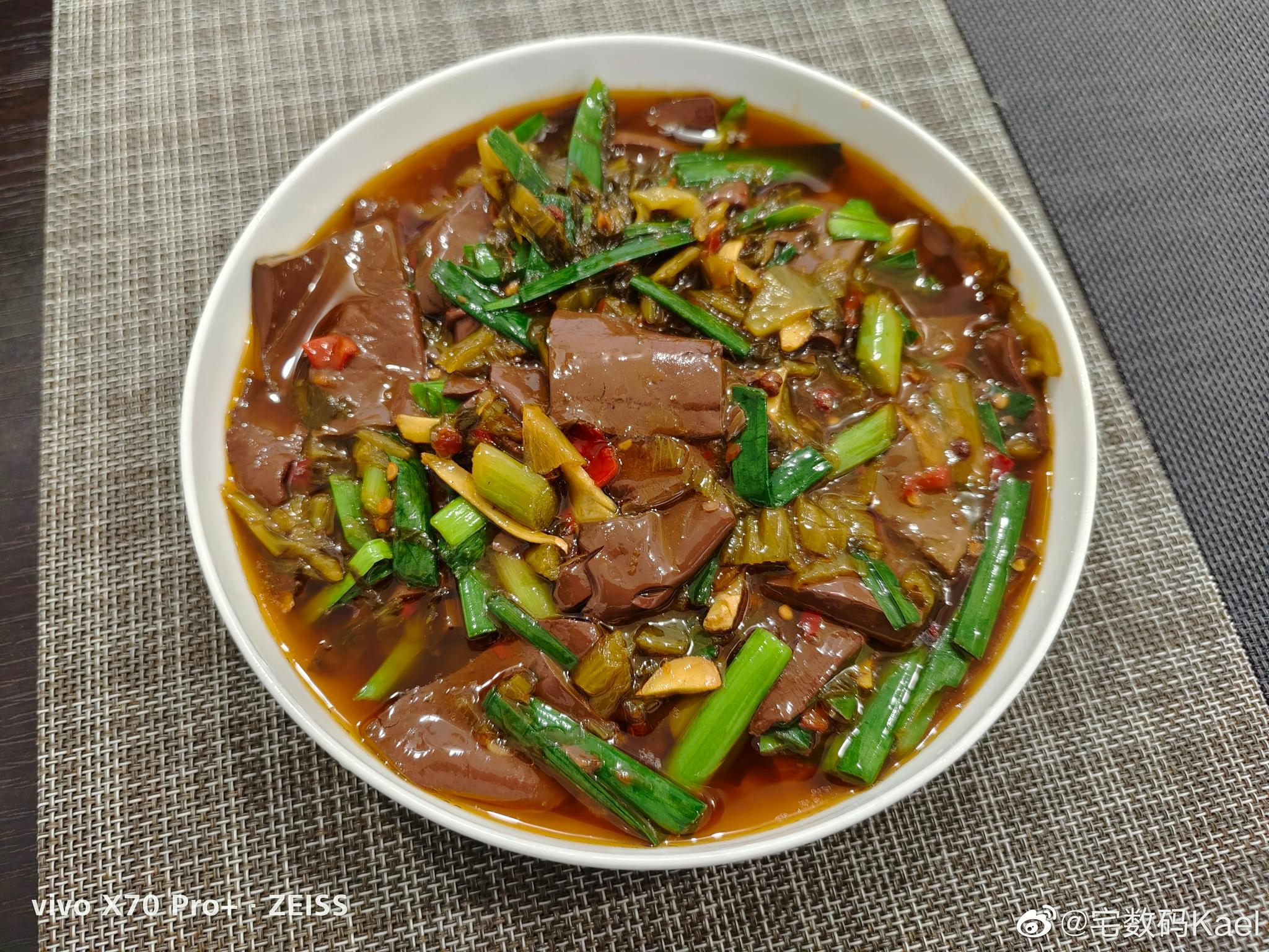 最近贼喜欢做酸菜鸭血这菜,又简单又快,一次能干两碗饭|鸭血_新浪新闻