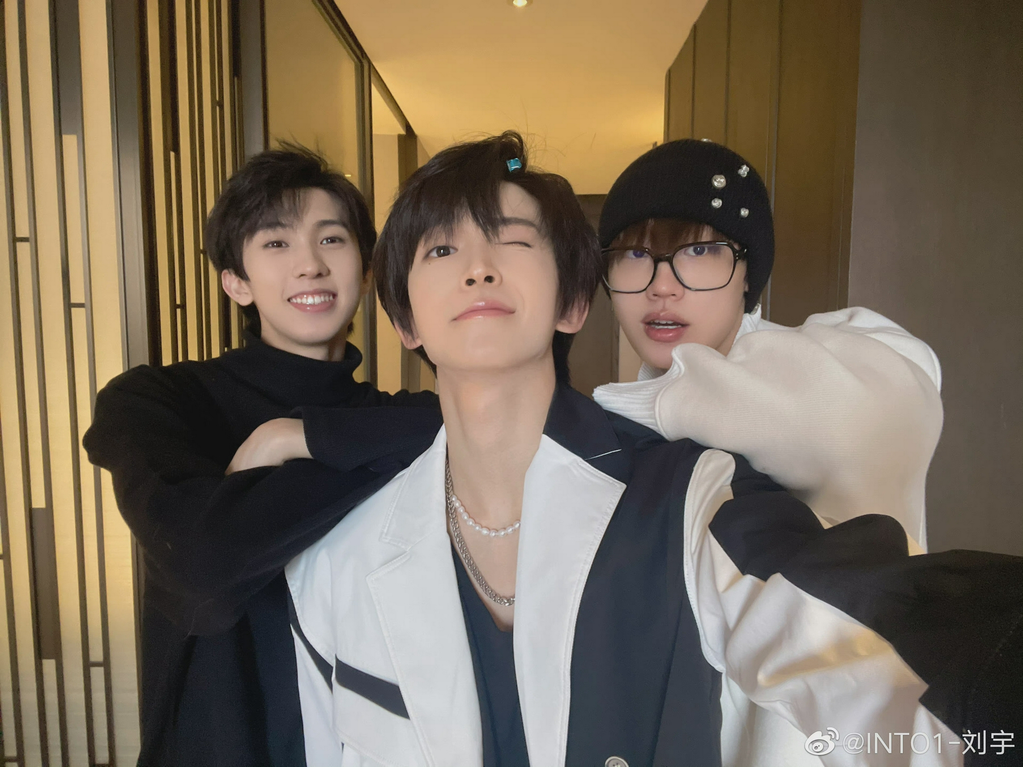 刘宇晒和林墨刘彰合照into1录制小分队自拍合照05