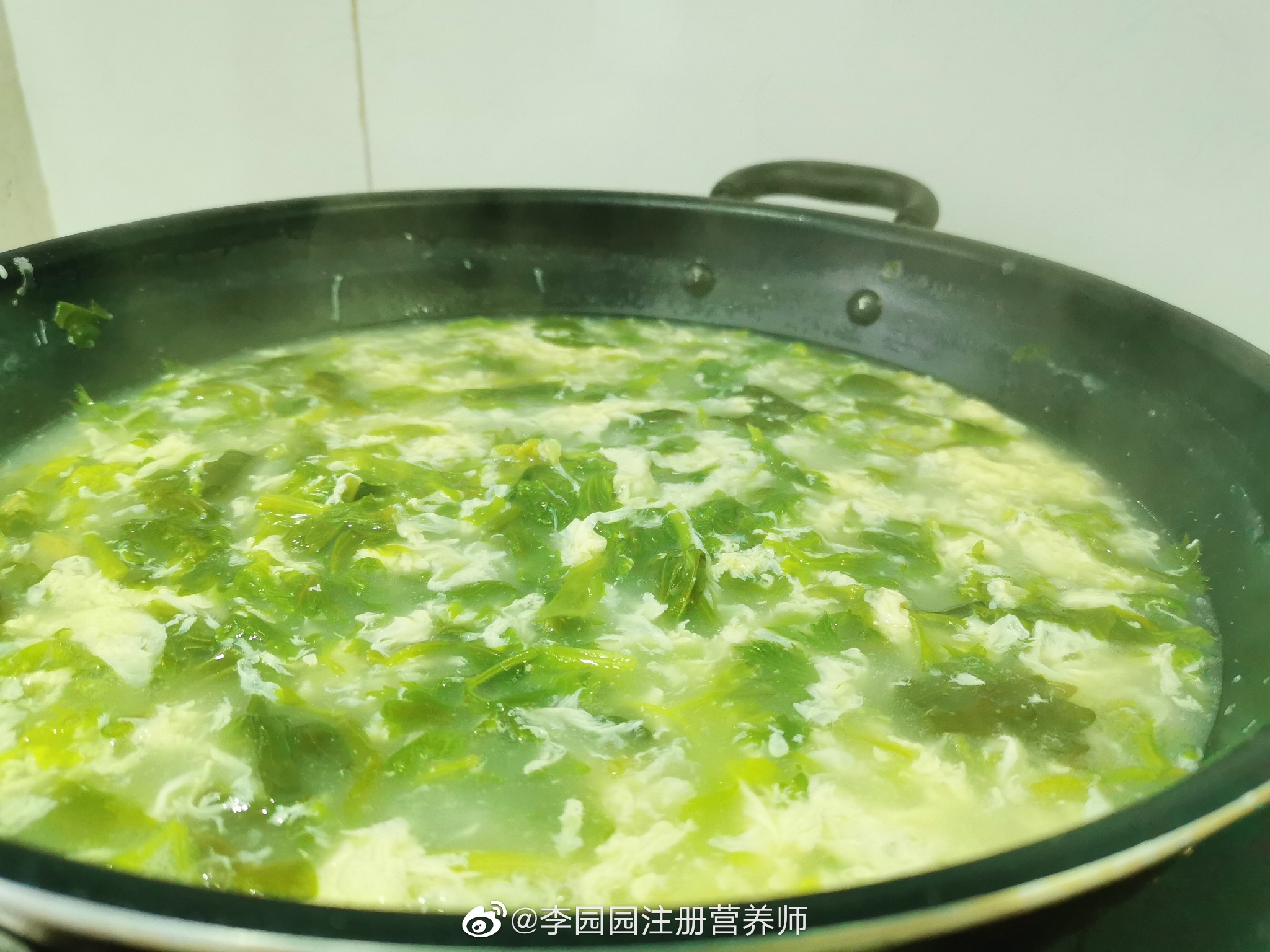 厚厚一锅芹菜叶蛋汤 ～ 这次的芹菜浑身上下都是叶子……__财经头条