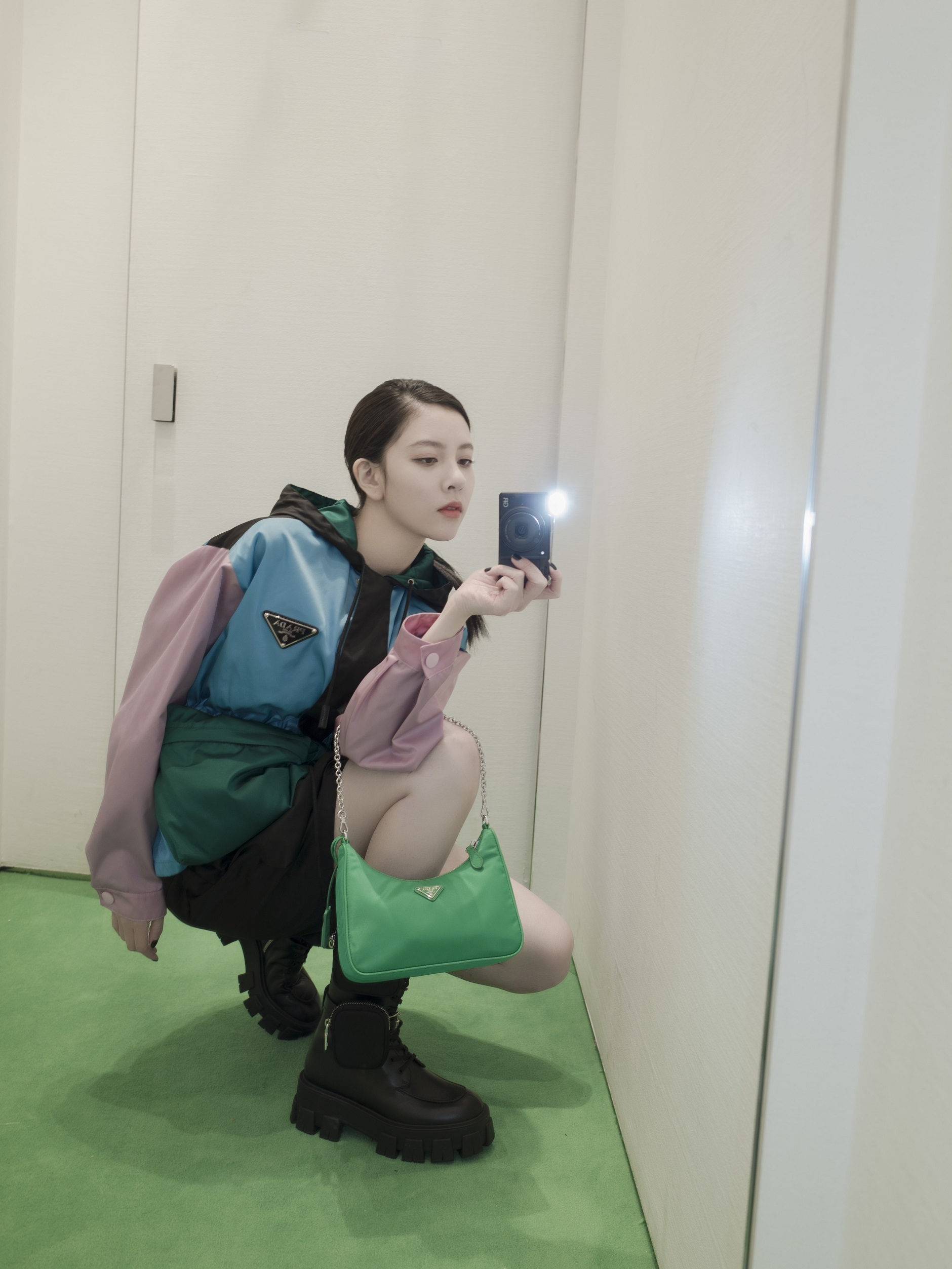 宋妍霏打卡prada skp-s创意零售空间,这是更衣室自拍时装大片吗