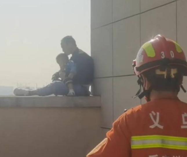 夫妻闹矛盾男子要带孩子轻生，最终被救下，因扰乱公共秩序被拘留休闲区蓝鸢梦想 - Www.slyday.coM