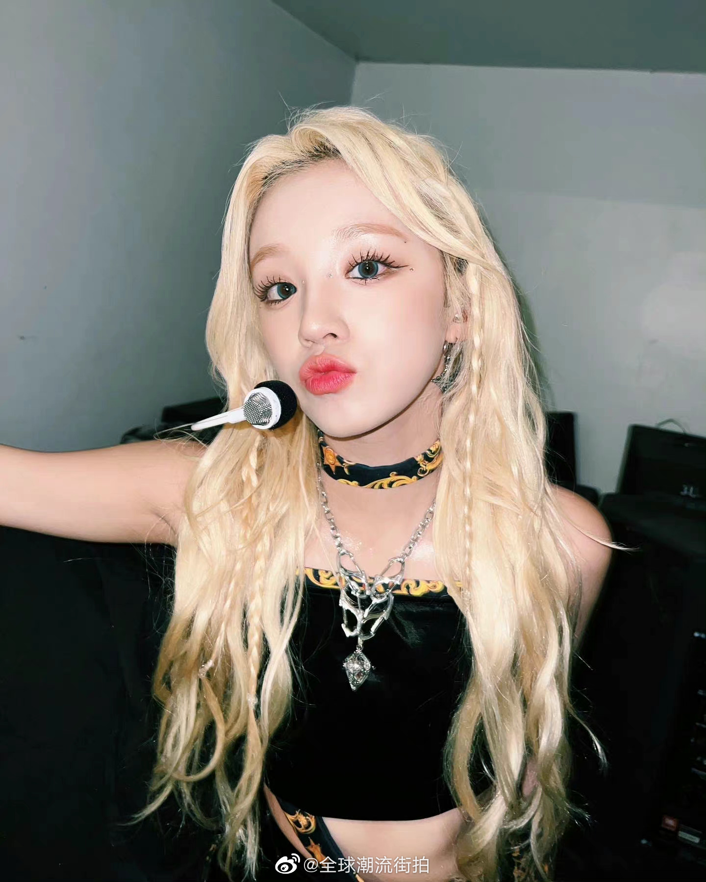 宋雨琦私服更新女团风黑色金边套装加上一头金发