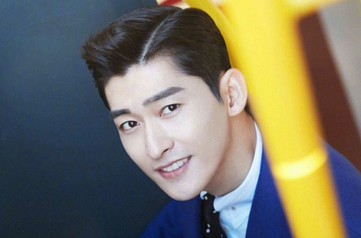 豆瓣开分2.4分,张翰新剧又因扯女生内衣带惹争议,被吐槽太低俗休闲区蓝鸢梦想 - Www.slyday.coM 豆瓣开分2.4分,张翰新剧又因扯女生内衣带惹争议,被吐槽太低俗休闲区蓝鸢梦想 - Www.slyday.coM