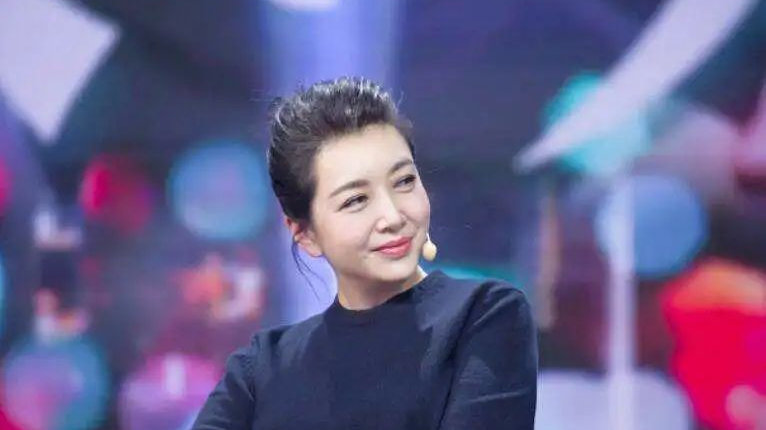 55岁江珊街头排队做核酸!穿万元外套显年轻,二婚后过得很幸福|高曙光|江珊|过把瘾_新浪新闻
