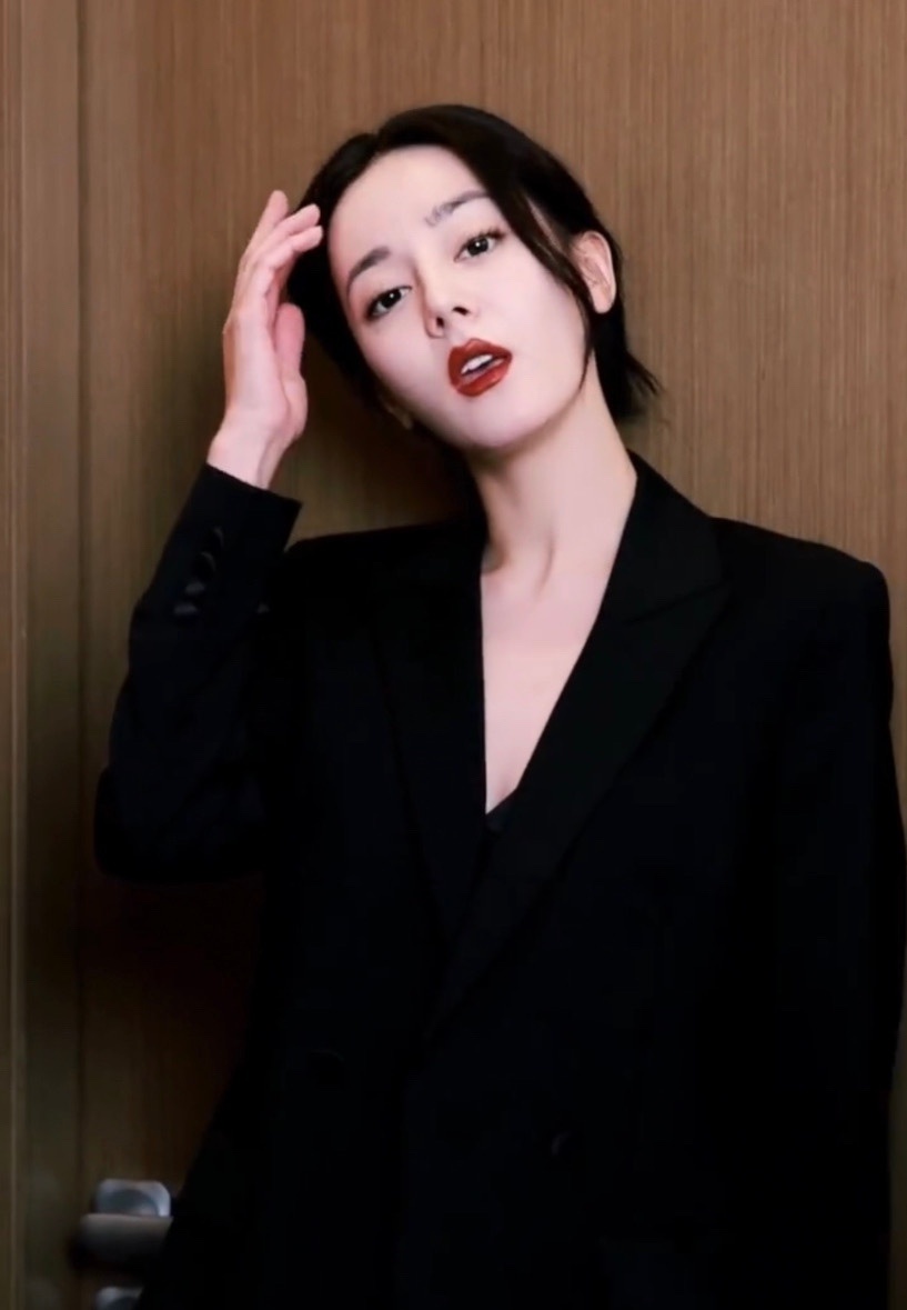 迪丽热巴一组反差图,来评价一下!__财经头条