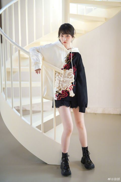 周星驰干女儿徐娇晒近照宽松卫衣搭配高马尾俏皮可爱与小时候假小子