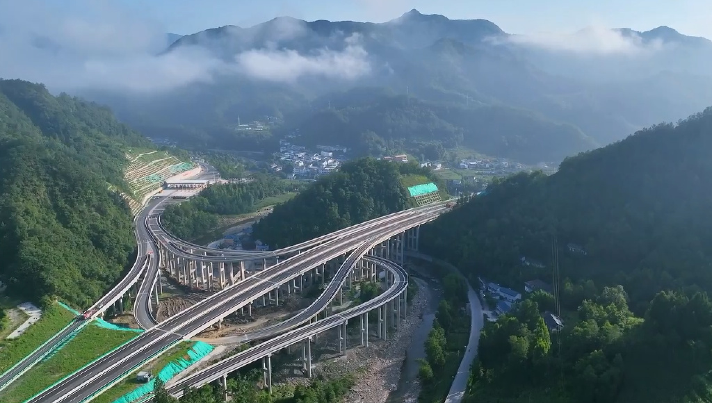 秋分航拍广平高速青川段,唐家河的秋天真的很美,如童话世界!