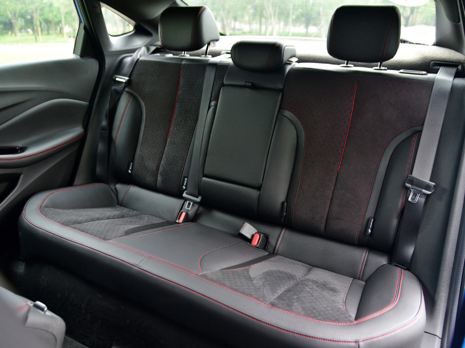 合资紧凑型车对决，标致408和别克威朗Pro谁更超值？