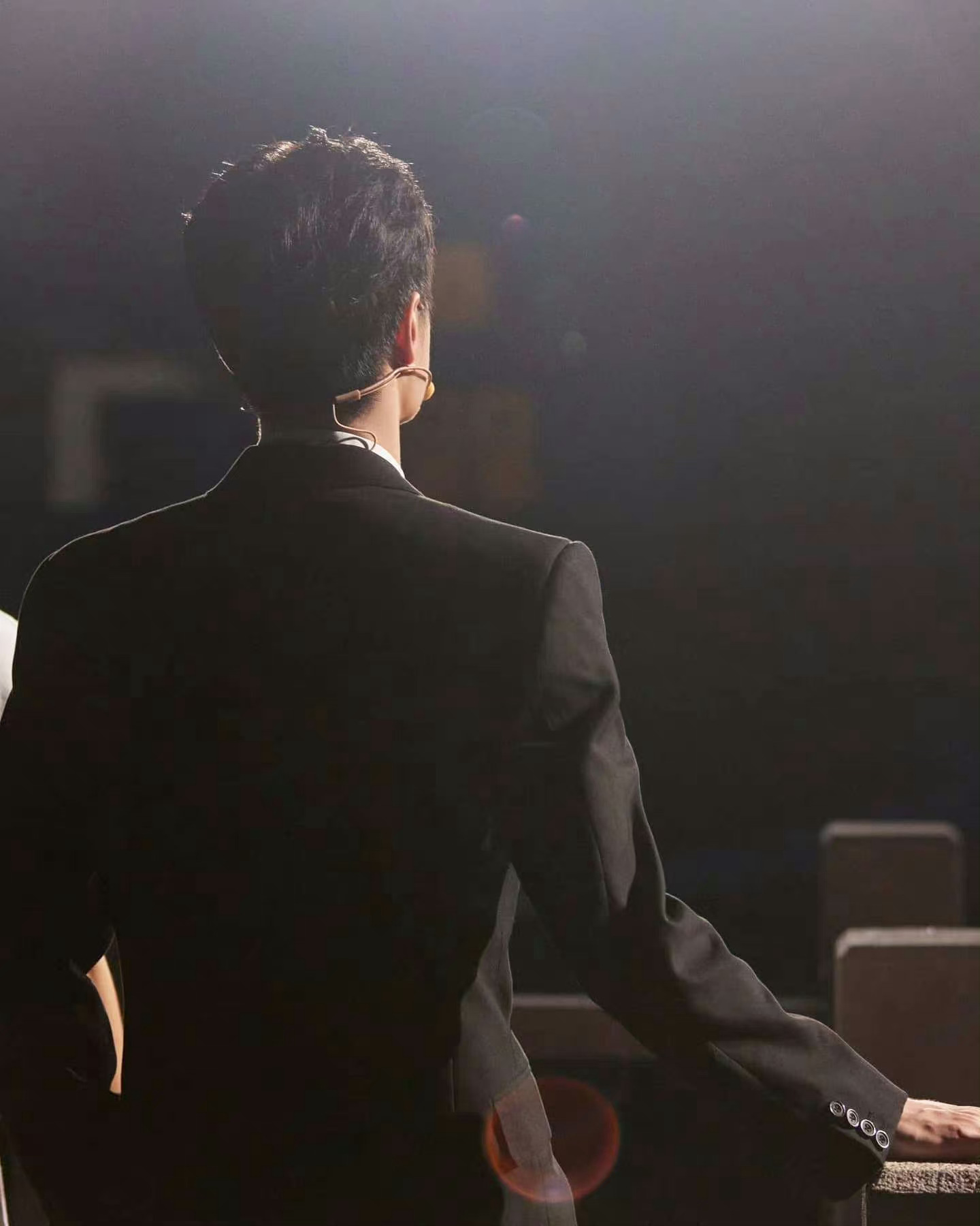 王一博ins 晒背影照啦~ 好有安全感的背,我靠