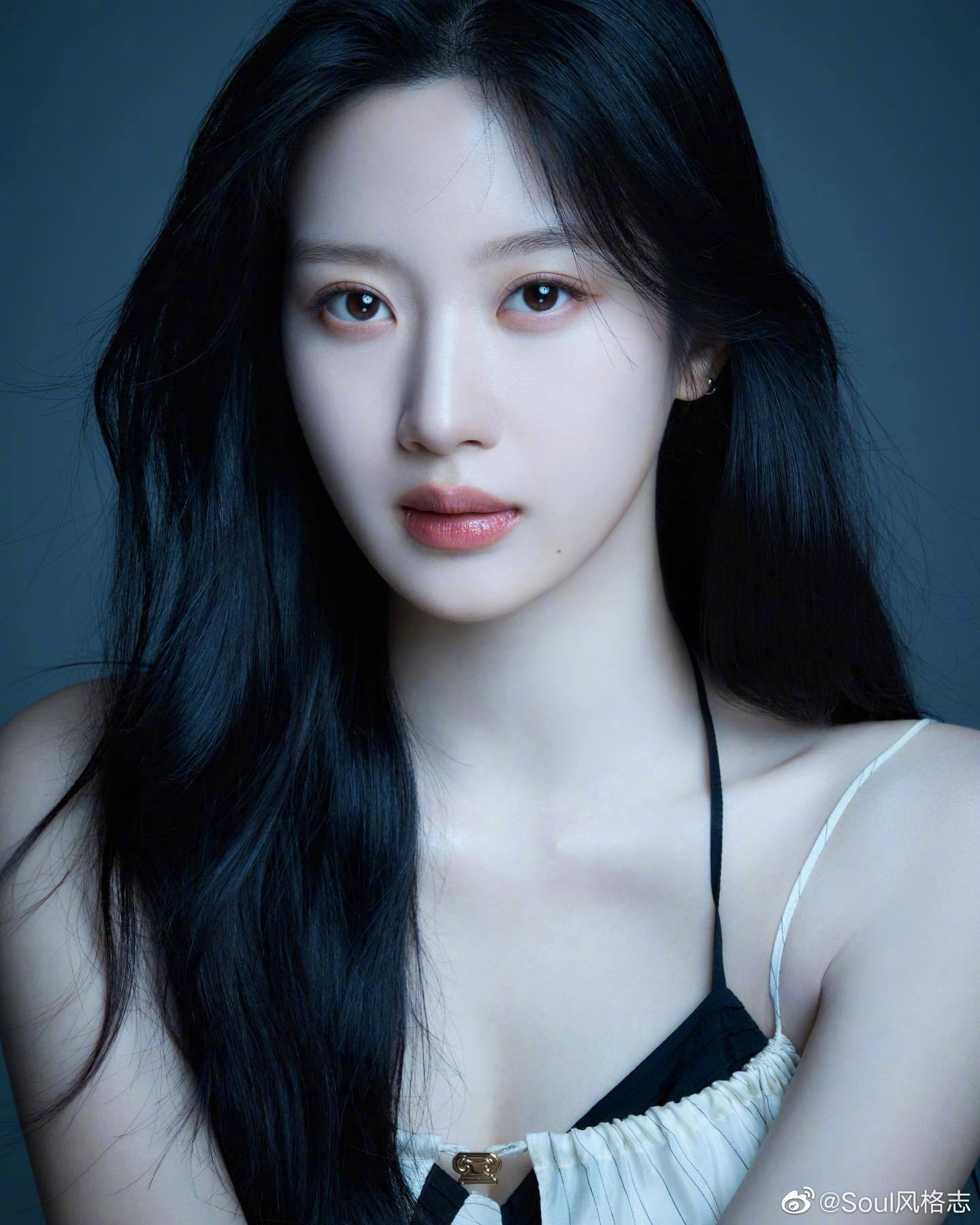 文佳煐最新简历照 柔顺长发,清透妆容