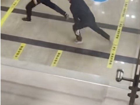 男子得知男医生给怀孕妻子检查，情绪过激撞墙：“让人看了，不过了，明天离婚！”网友表示......