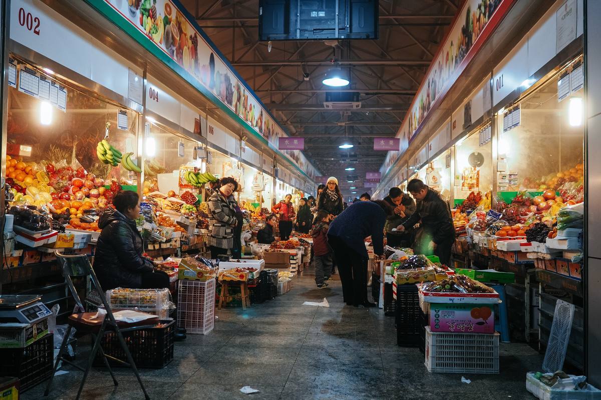 第三,过分拥挤的集贸市场