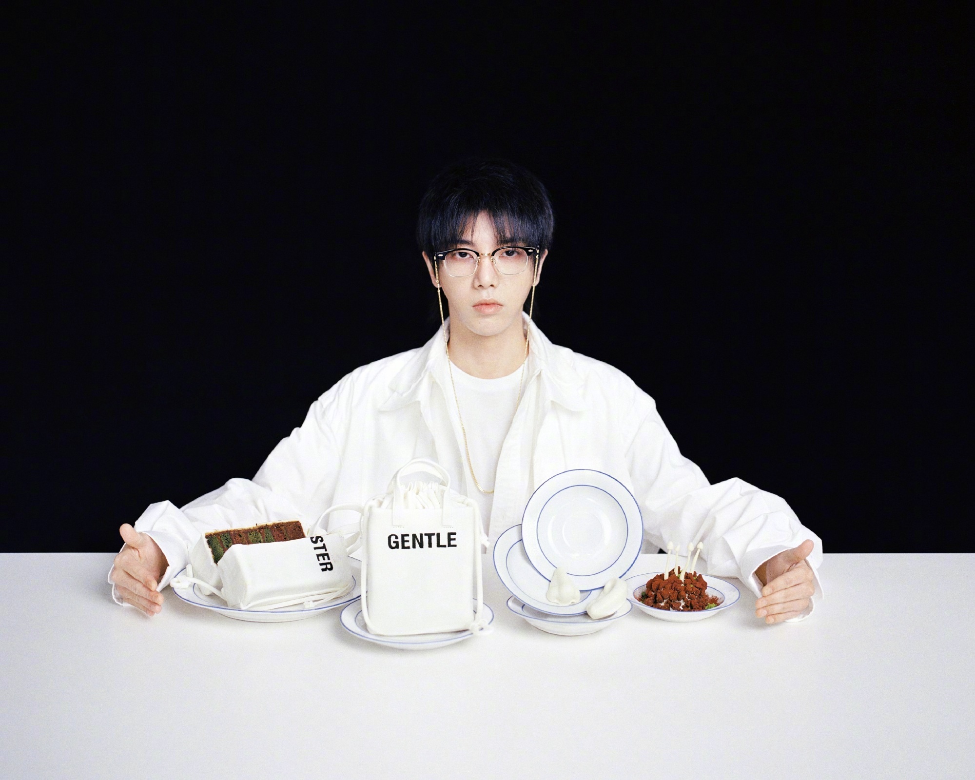 华晨宇新写真衬衫西装白色上衣美术馆风格创意满满