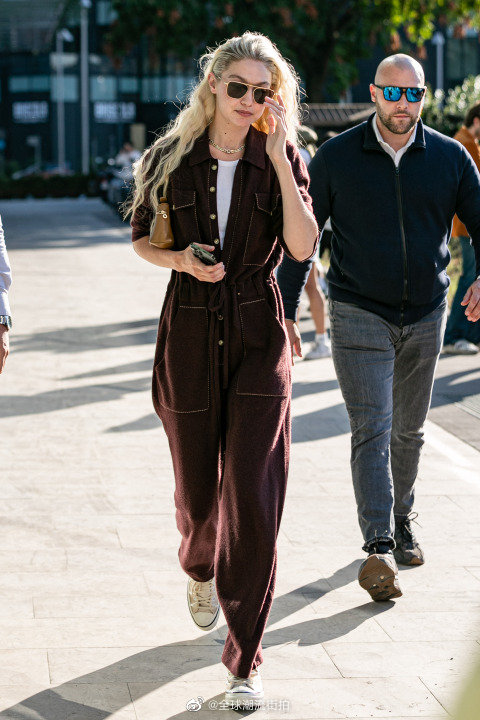 gigihadid街拍更新红褐色休闲连体衣搭配米色高帮帆布鞋