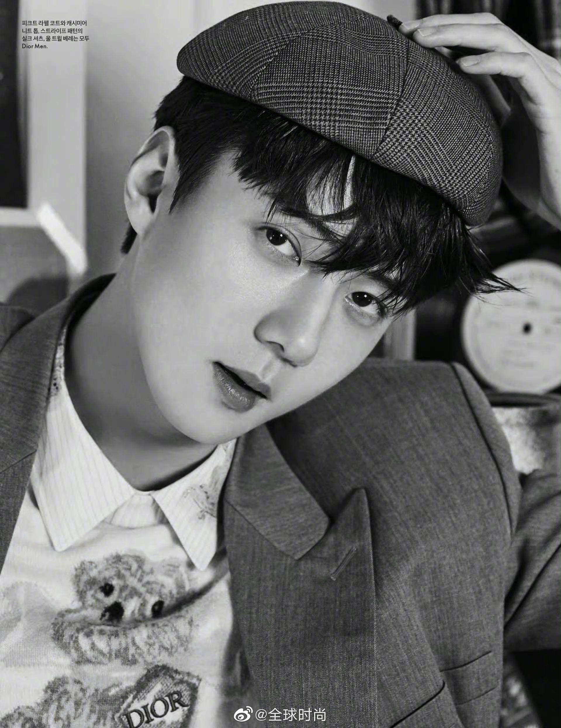 吴世勋 韩版elle 9月刊封面大片 以同色系穿搭为主……__财经头条