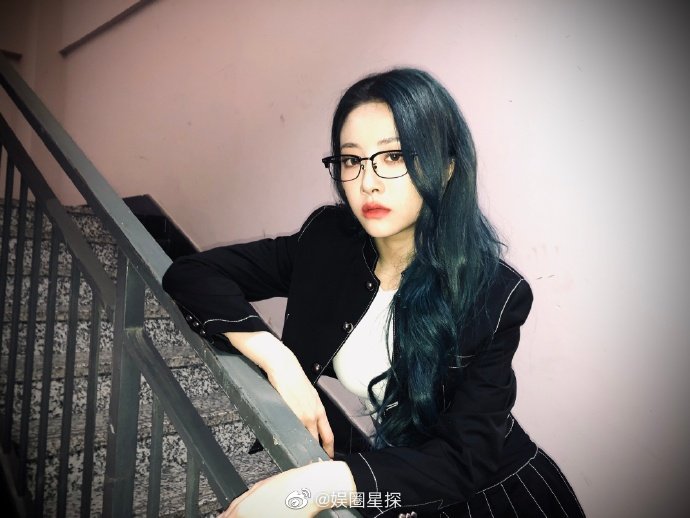 虽然光线有点暗,不过还是能认出那个够辣,够飒的喻言老师!