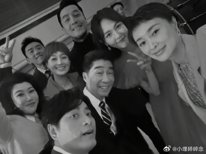 郑恺晒繁花演员合照 "经常庆功,就能成功"!_高清图集_新浪网