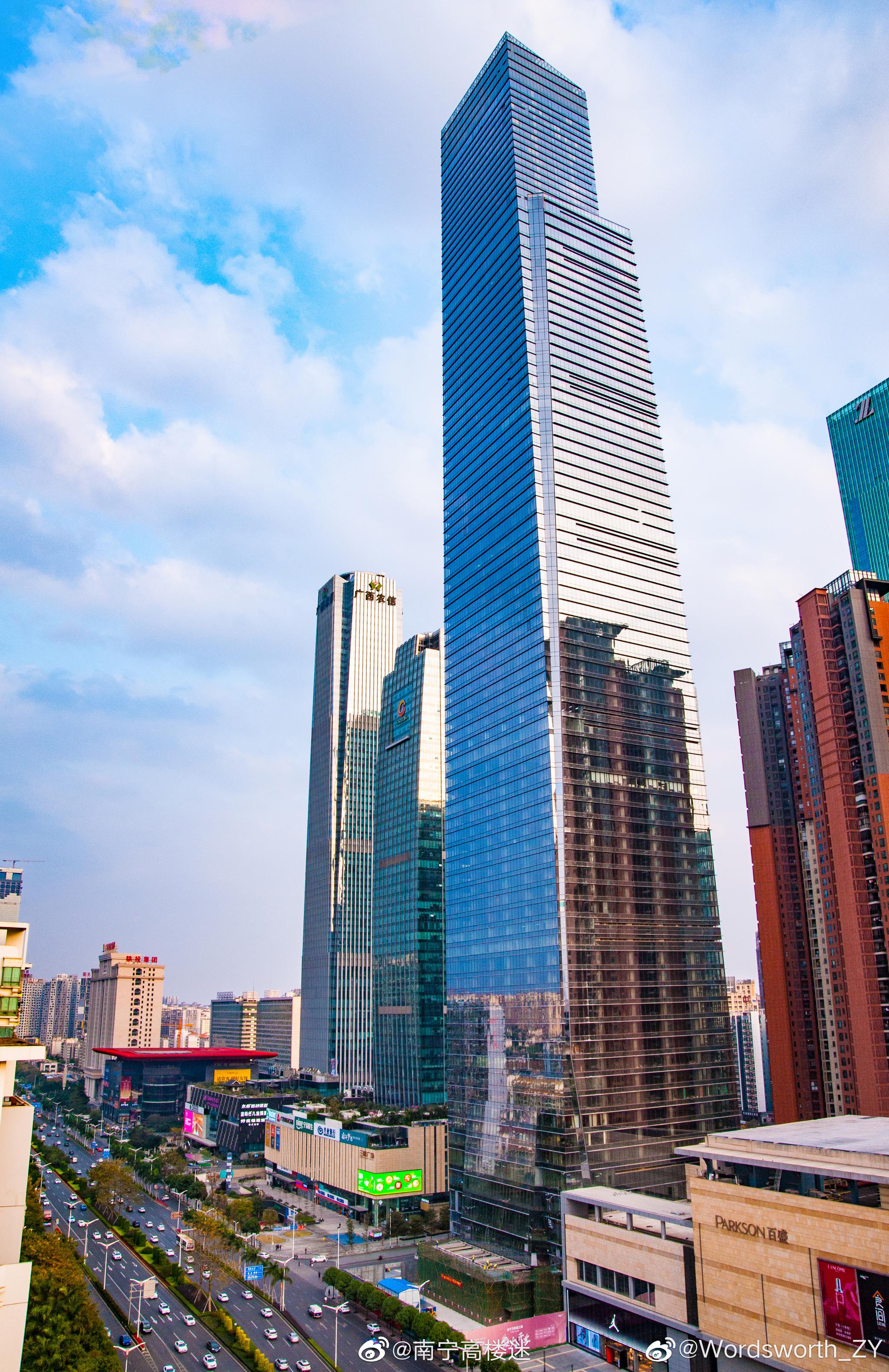 现在居然还能听到有路人说南宁第一高楼是地王大厦