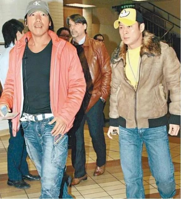 "乌鸦"张耀扬罕露面,满头白发已变得慈眉善目,58岁仍单身