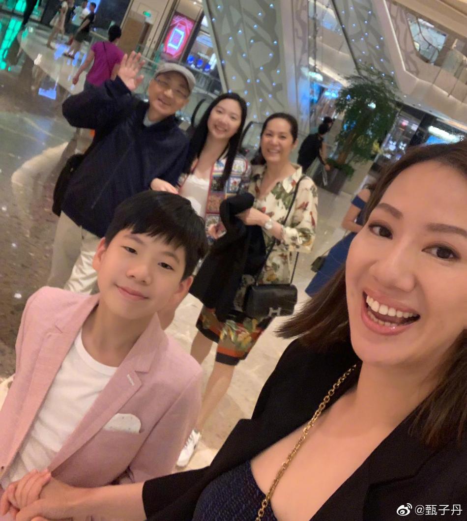 甄子丹晒一家四口合照为儿子庆祝13岁生日合家温馨欢乐