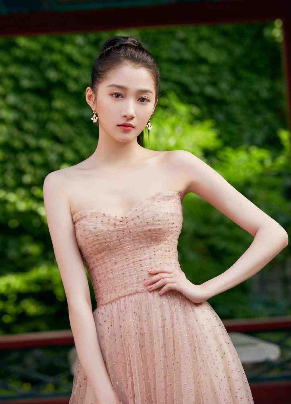 关晓彤身穿抹胸粉裙走红毯,扎高马尾清爽又甜美,美的很惊艳 | 经济