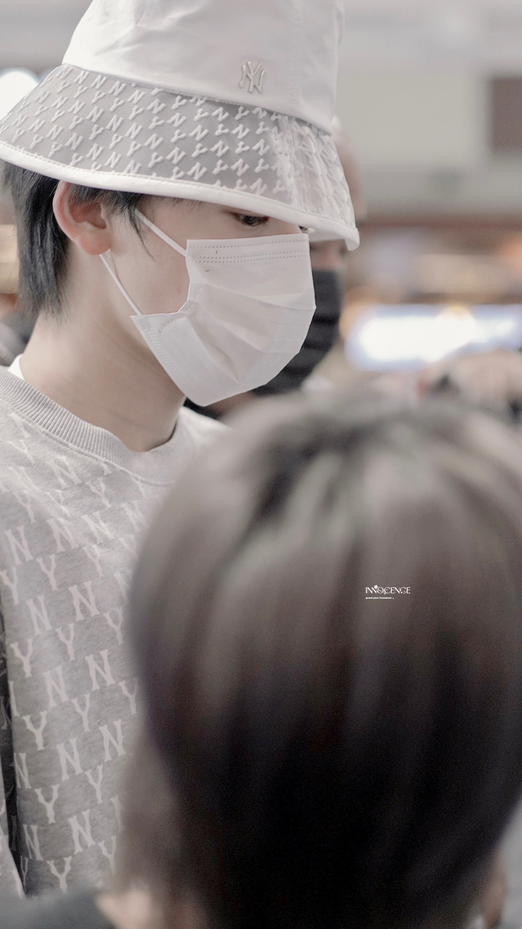 宋亚轩今日饭拍 小宋老师今天的渔夫帽很特别诶