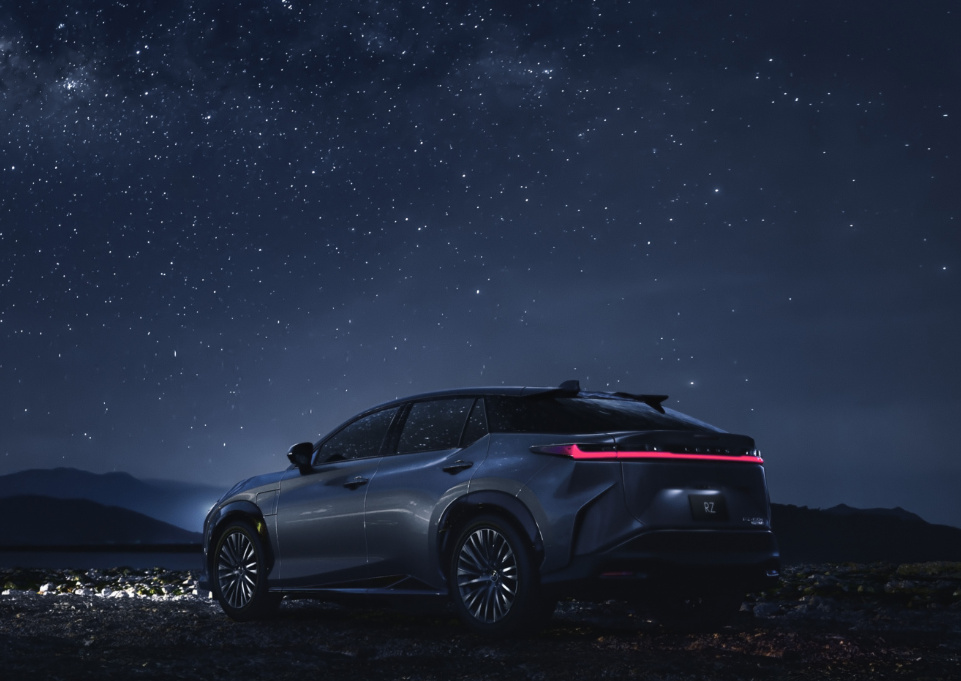 新势力与老江湖PK：蔚来ES6对比全新雷克萨斯RZ