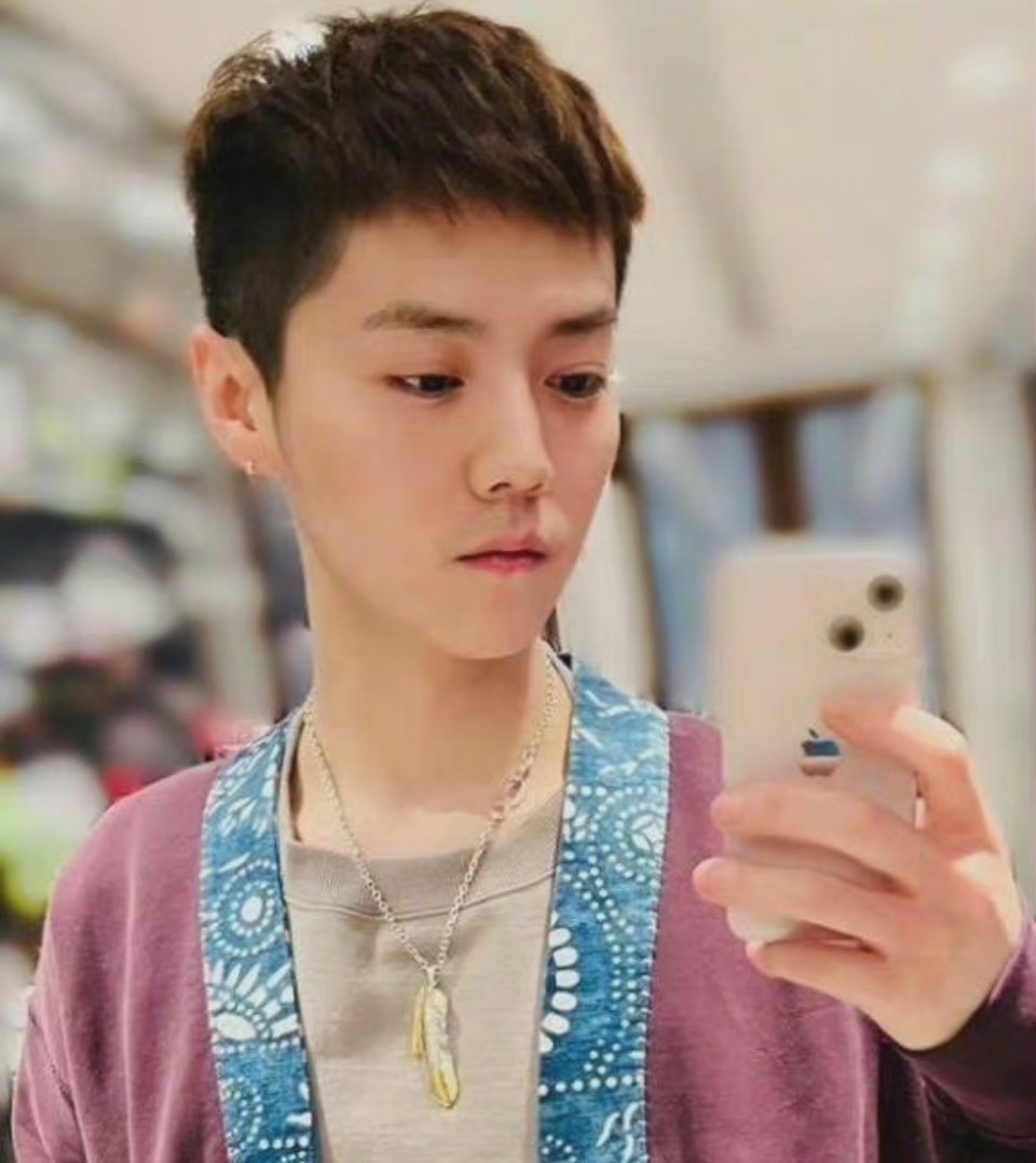 鹿晗ins更新 又是晒短发照的一天哈哈哈……__财经头条