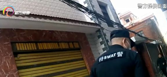 电动车停在民房门口被烧毁？民警调监控发现，起火真相是……休闲区蓝鸢梦想 - Www.slyday.coM