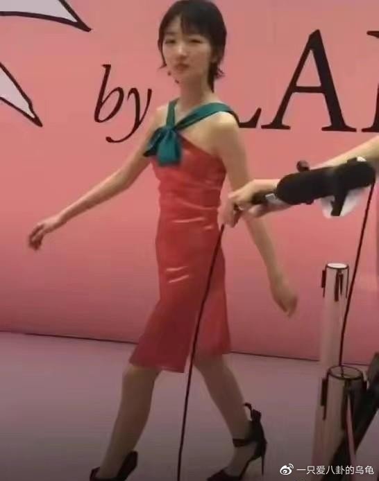 “完美”暴露身体缺陷,明星雷人红毯造型,看得我忍不住笑出了声休闲区蓝鸢梦想 - Www.slyday.coM “完美”暴露身体缺陷,明星雷人红毯造型,看得我忍不住笑出了声休闲区蓝鸢梦想 - Www.slyday.coM