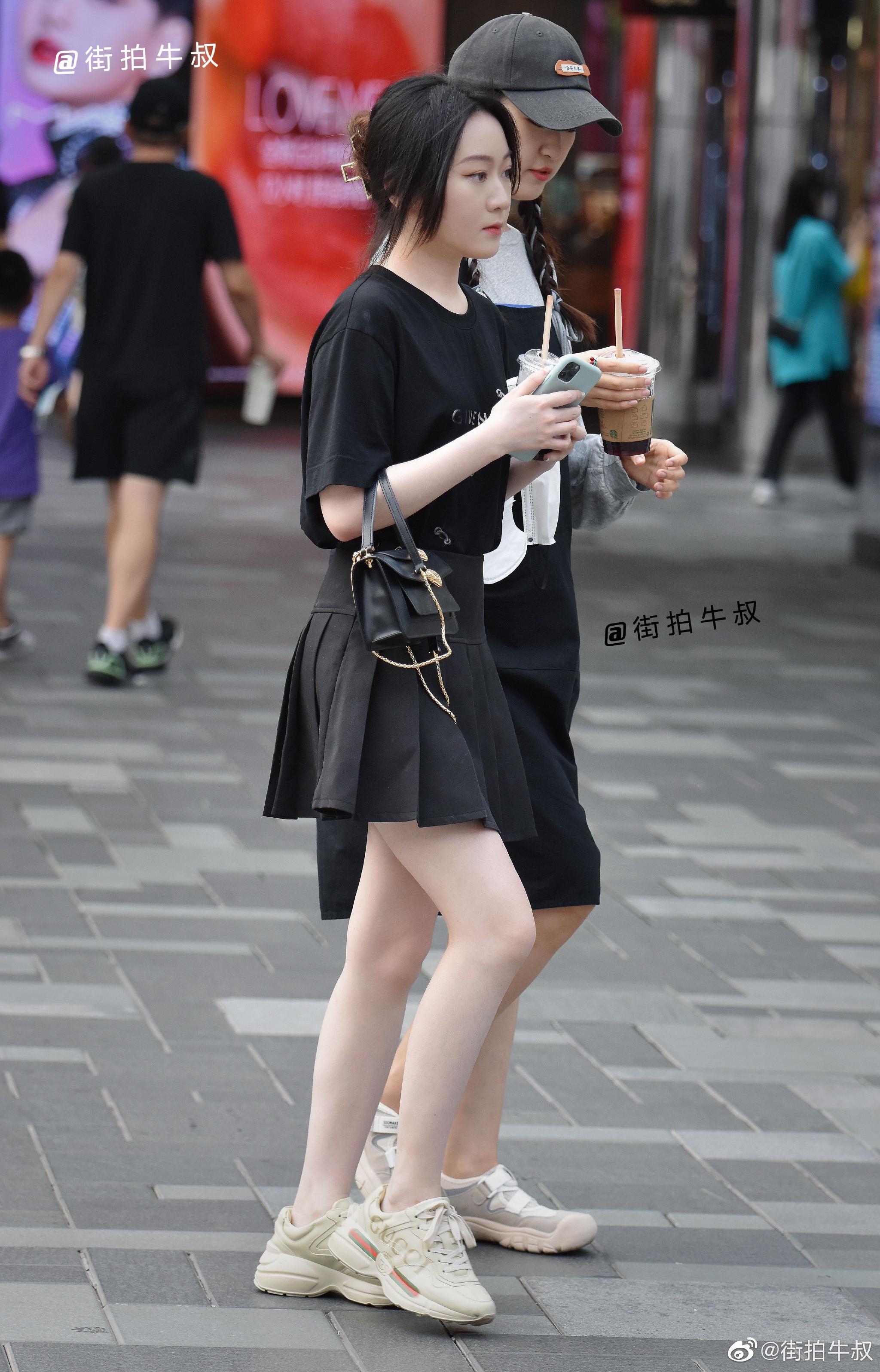 学院系姑娘穿着漂亮的高腰百褶裙出街