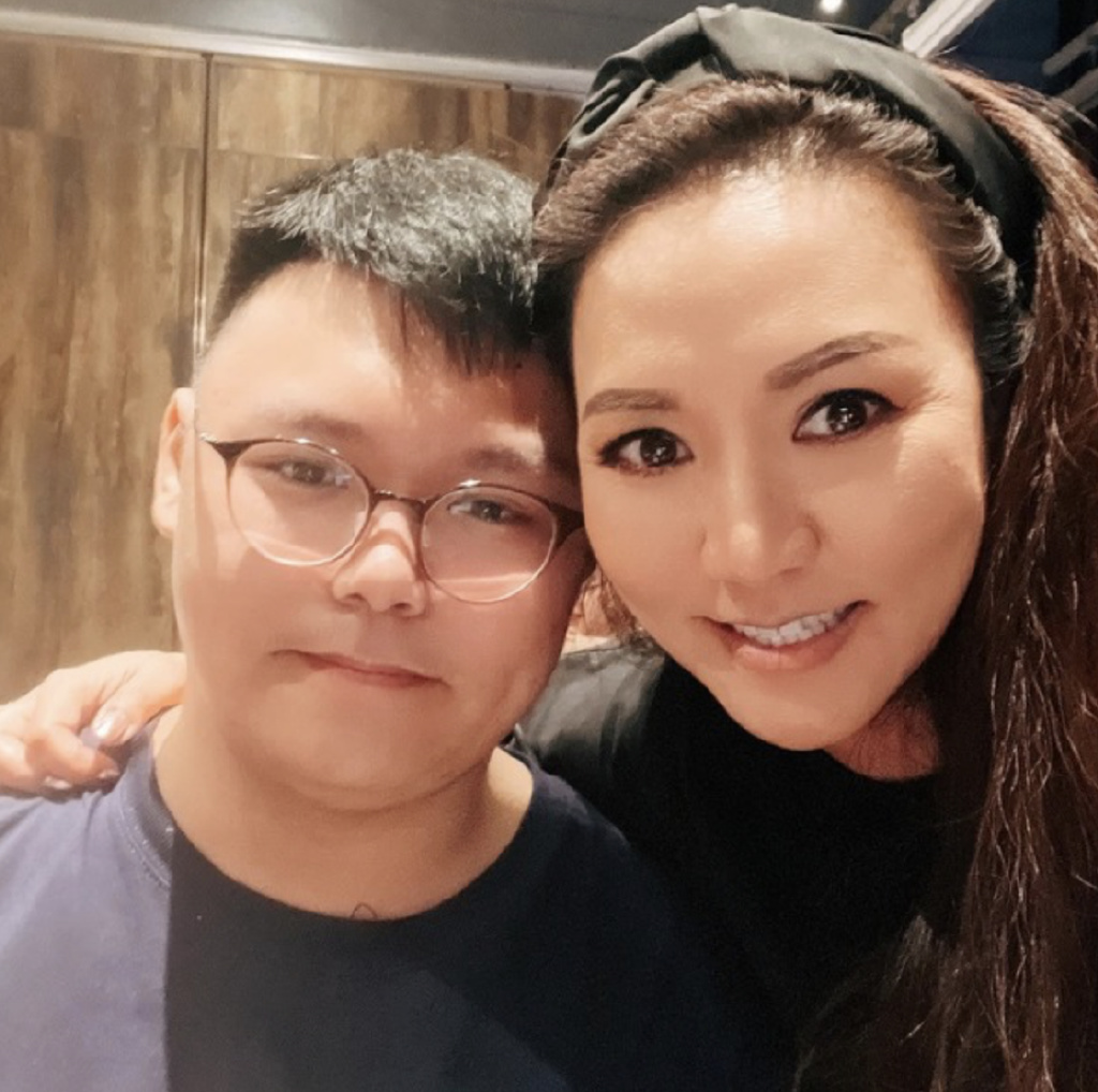 黎瑞恩晒母子合照,被17岁儿子抱起满脸兴奋,离婚后独自抚养子女
