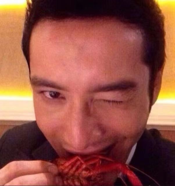 原来黄晓明自己也会用自己的表情包！（黄晓明表情包邪魅一笑）