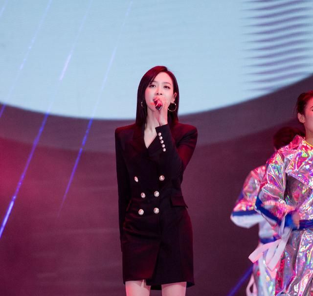 会唱歌跳舞的宋茜真的不一样.她走到哪里都能发光.