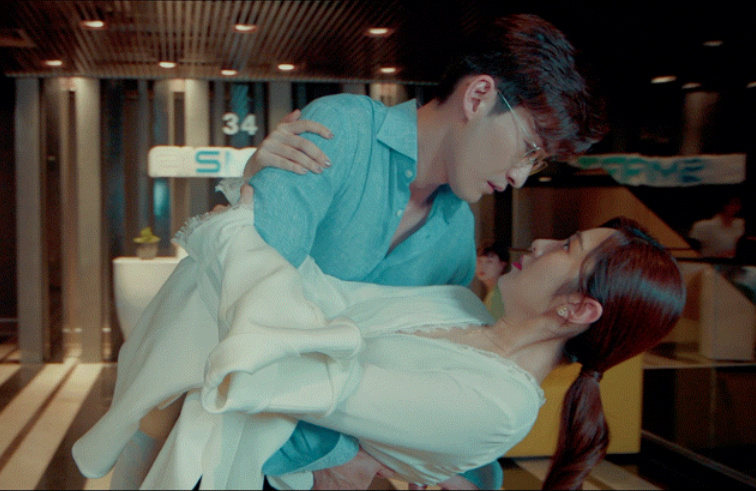 豆瓣开分2.4分,张翰新剧又因扯女生内衣带惹争议,被吐槽太低俗休闲区蓝鸢梦想 - Www.slyday.coM 豆瓣开分2.4分,张翰新剧又因扯女生内衣带惹争议,被吐槽太低俗休闲区蓝鸢梦想 - Www.slyday.coM