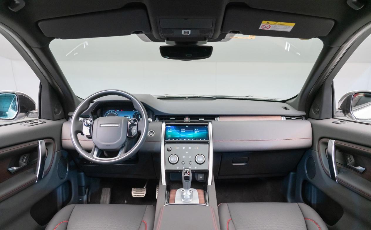 至于内饰方面,全新路虎发现运动版p300e感觉没有多少非常亮眼的地方