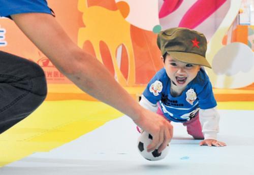 越爬越聪明爬行敏感期错过很可惜5种姿势助力宝宝学爬行