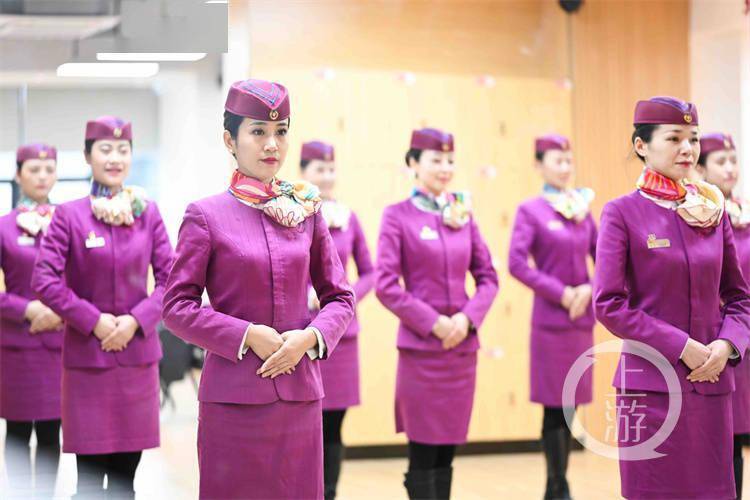 "复兴号"乘务员"练兵"升级服务技能|重庆|成都|复兴号_新浪新闻