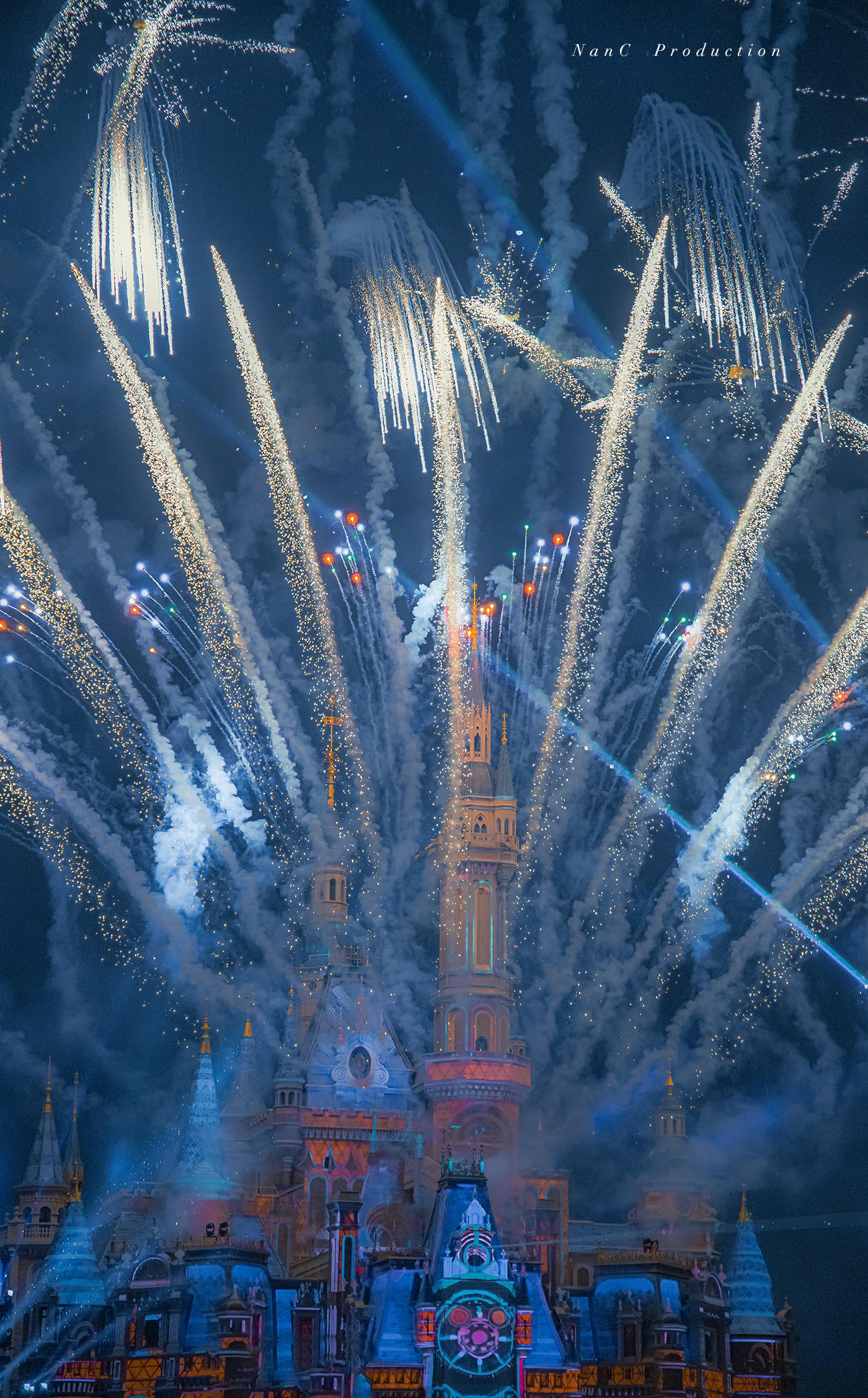 迪士尼五周年漫威版烟火秀|壁纸 在雨中看烟花也好浪漫 美哭啦!