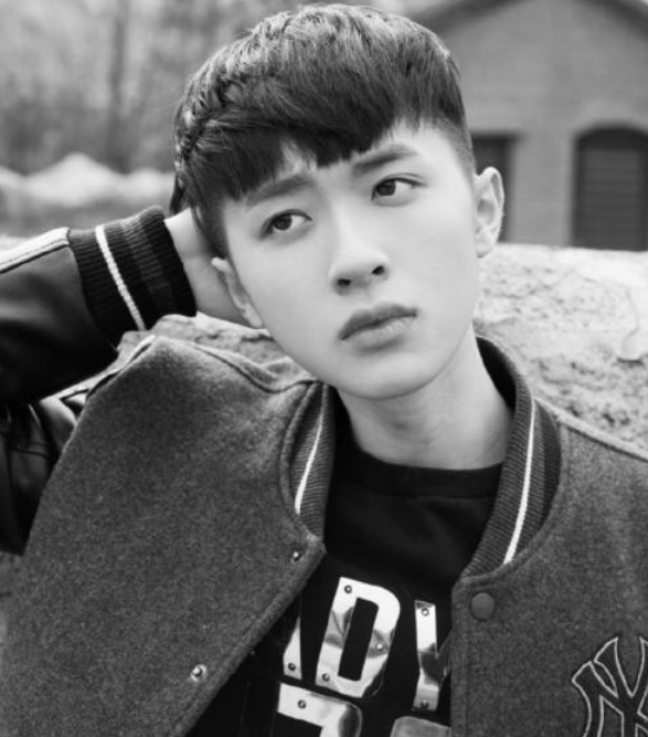 童星张逸杰旧照曝光!圆脸平下巴和如今差距大,变化明显被疑整容