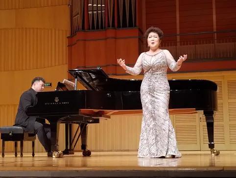 民族流行美声新乡旅意女中音歌唱家张荣英独唱音乐会在郑州举行