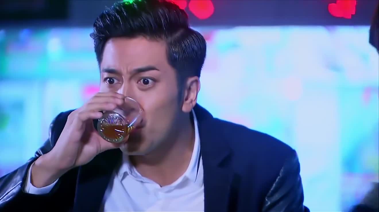 幸福归来幼薇说韩铭喝的是蜈蚣酒韩铭把酒吐了出来