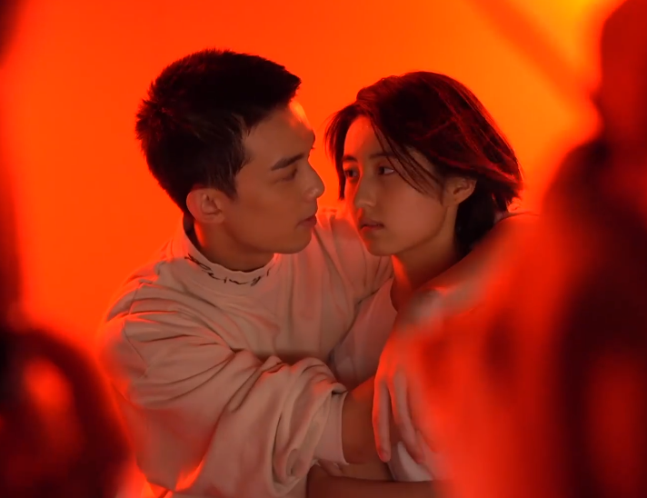 盛夏未来海报花絮吴磊把张子枫圈在怀中这眼神也是没谁了