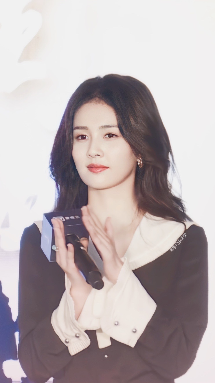 白鹿一生一世见面会饭拍笑起来眉眼弯弯的白鹿太甜啦