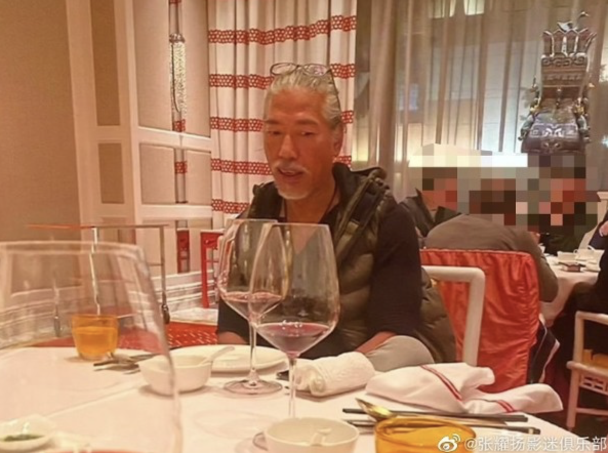 张耀扬穿正装戴名表出席饭局,商人派头十足,息影经商后头发全白