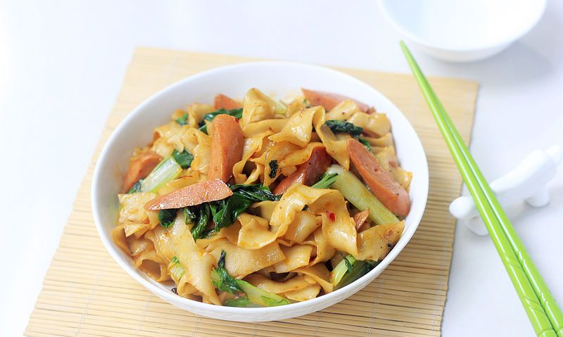 买200克的刀削面就可以炒出一大盘,爱吃青菜和火腿,肉什么的