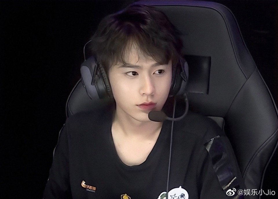 电竞选手南京hero无畏太帅了吧朋友们