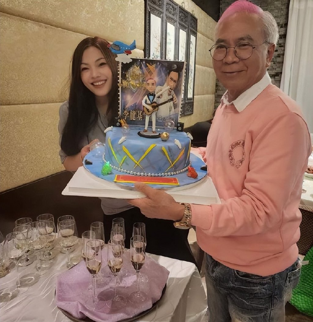 恭喜!72岁李龙基迎娶39岁女友,已将全部财产交给女方支配|李龙基|女友|女方_新浪新闻